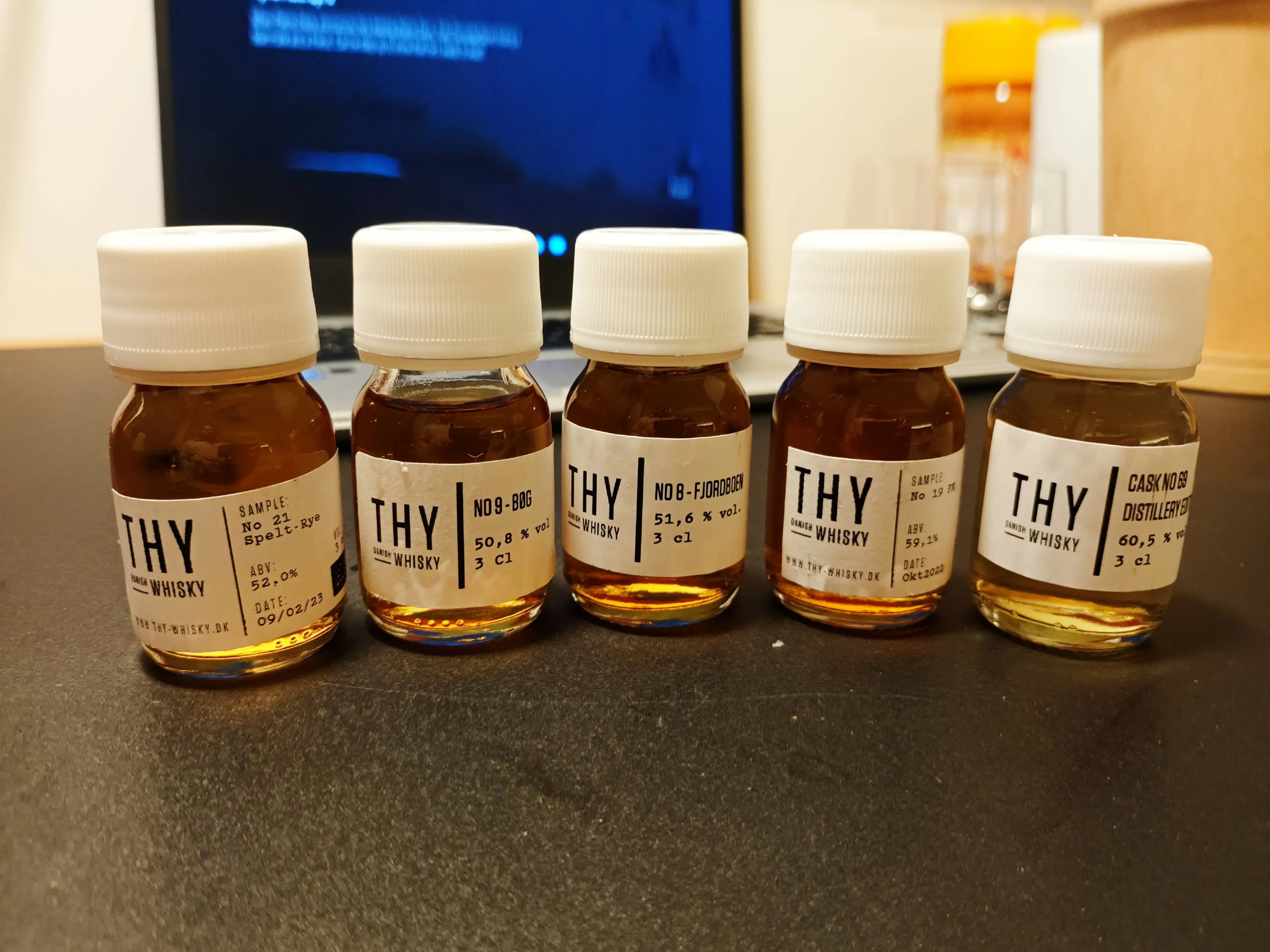 Een aantal samples van de verschillende Thy whisky's