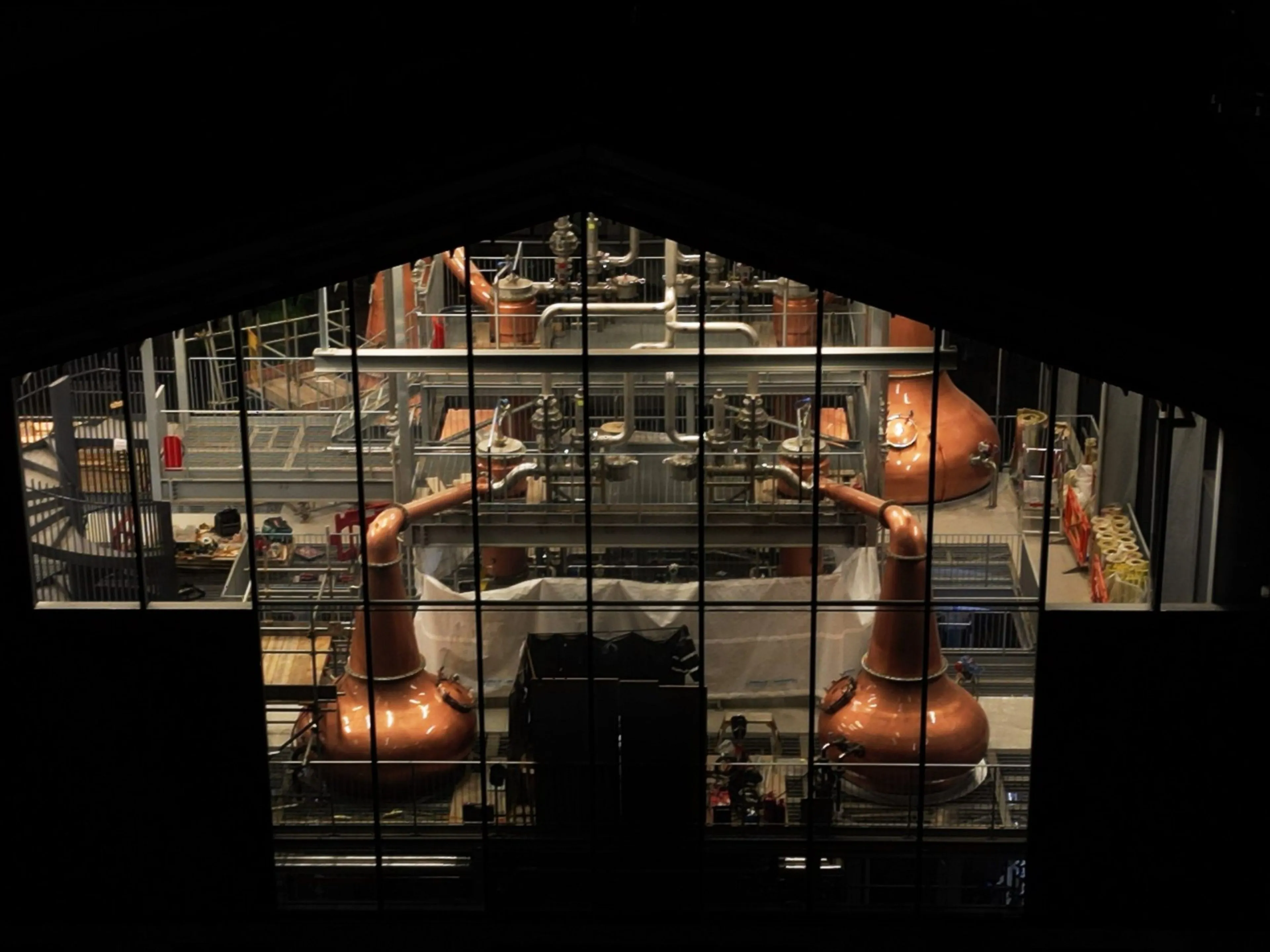 Foto: Port Ellen Distillery - Als je goed kijkt zie je alle vier de ketels in de Port Ellen Distillery