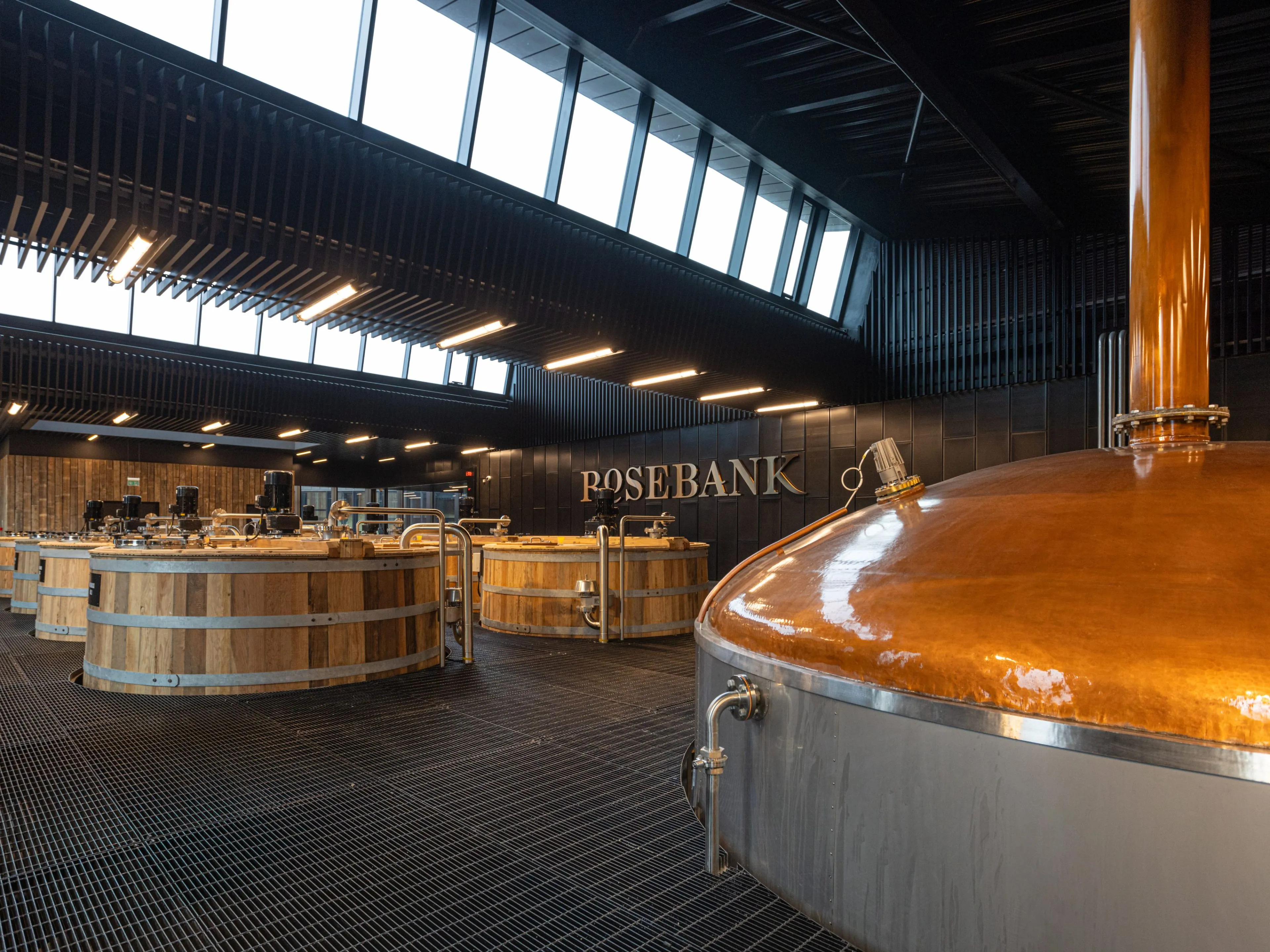 De productieruimte van Rosebank Distillery is mooi ruim van opzet