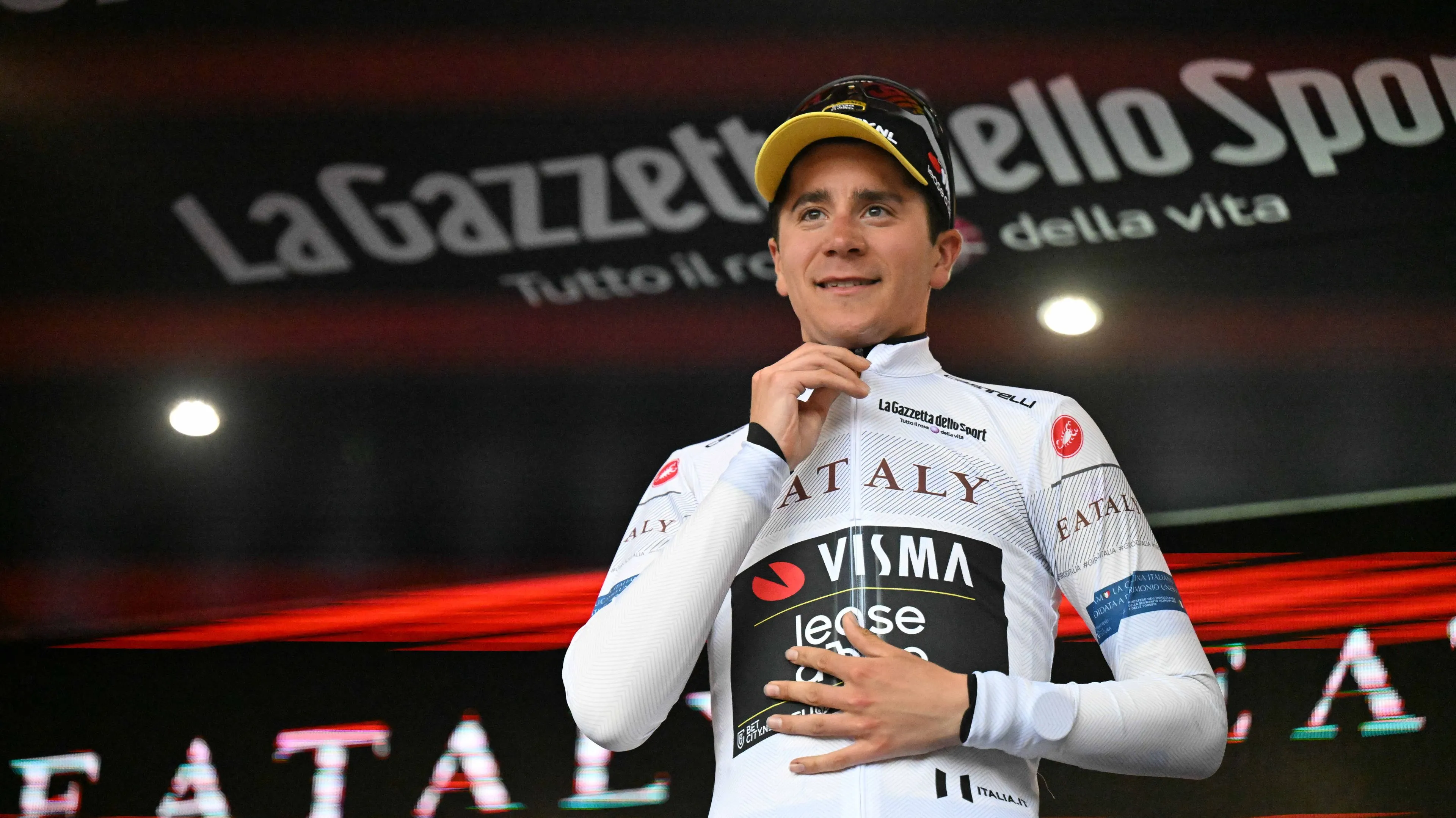 Cian&nbsp;Uijtdebroeks reed in de Witte Trui voor hij vroegtijdig moest afhaken in de Giro d'Italia 2024.