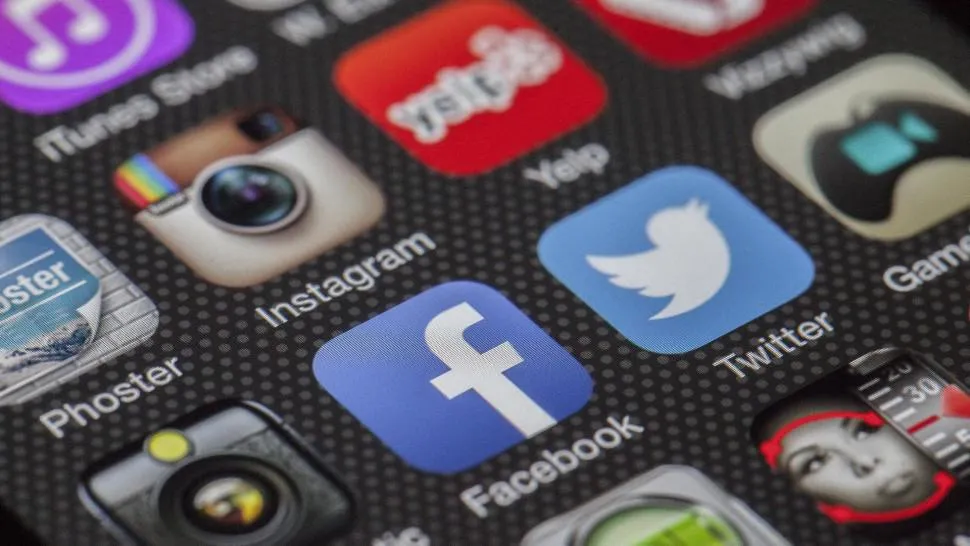 facebook en twitter moeten dit jaar nog aan de consumentenwet voldoen anders krijgen ze sancties 139346