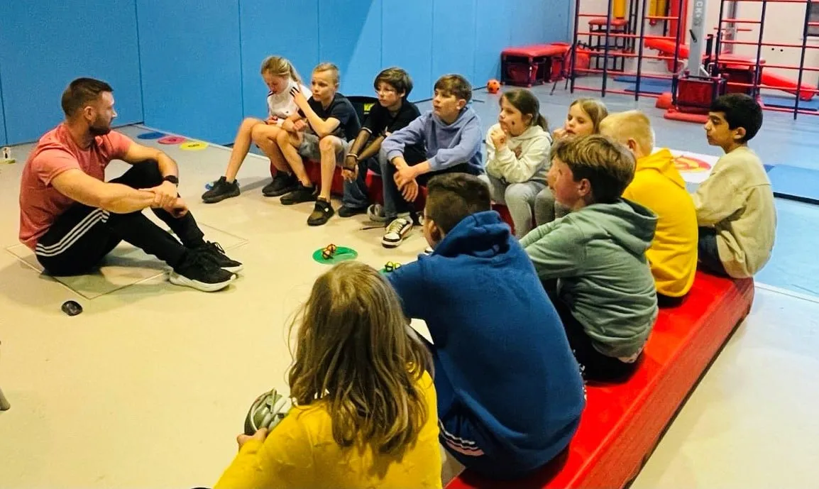 de kinderen van de piezo talentenacademie oosterheem leren over het beroep van gymdocent foto stichting piezo