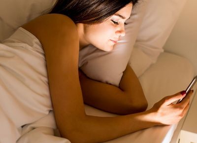  40 procent van de lezers mailt, surft en scrollt in bed