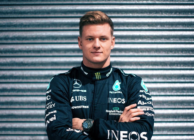 VIDEO: Mick Schumacher maakt eerste meters in W14-bolide Mercedes