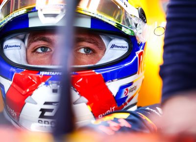  Max Verstappen showt helm voor Miami GP: ‘Iets anders gedaan dit keer’