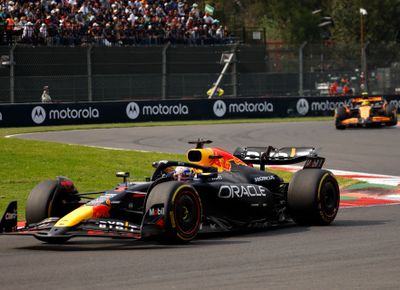  Formule 1-paddock reageert op 20 seconden straf Max Verstappen: "Hopelijk geeft hij toe dat hij te ver ging"