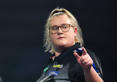 Beau Greaves zeigt auf die Kamera.