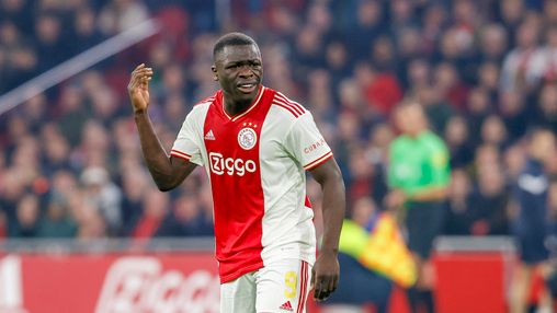 Ajax vecht zich na grote achterstand terug in doelpuntrijk oefenduel met Volendam