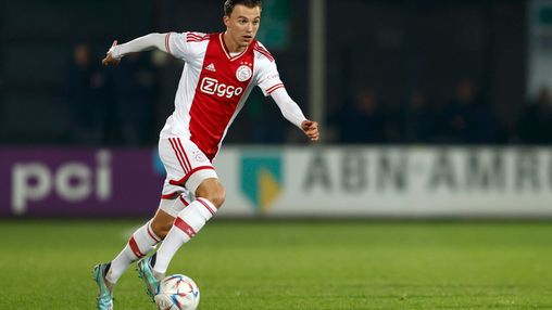'Transfer Regeer naar FC Twente loopt vertraging op door langzaam handelen van Ajax'