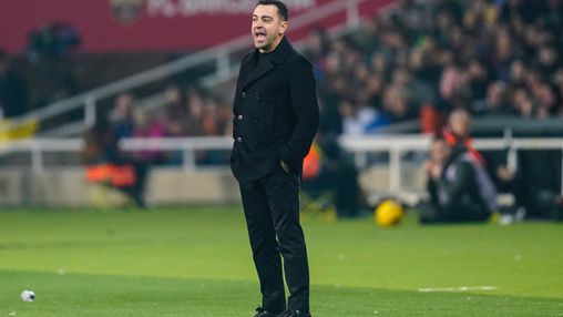 'Aan Ajax gelinkte Xavi blijft toch coach van FC Barcelona'