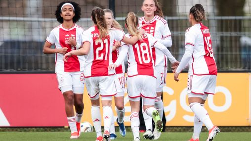 Ajax Vrouwen nog maar twee punten achter FC Twente na overwinning op PSV