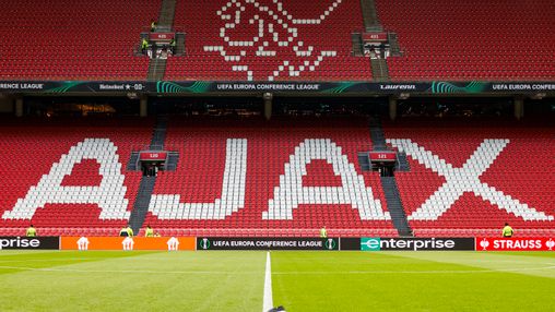 Rondom Ajax: Grijze betonrand Johan Cruijff ArenA wordt voorzien van rode platen