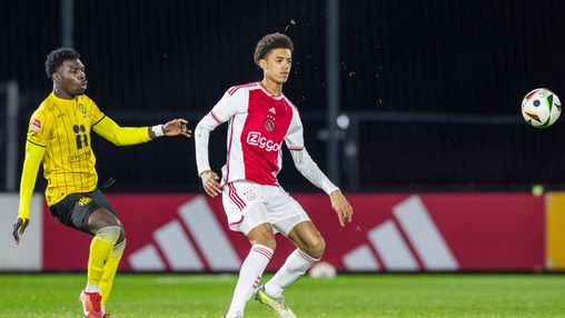 Vos vol lof over zestienjarige debutant Bouwman: 'Mooi moment voor hem om eraan te ruiken'
