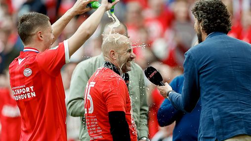 PSV definitief kampioen van Eredivisie, AZ kruipt richting FC Twente