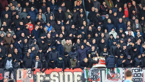 AT5 doet onderzoek naar F-side van Ajax: 'De grip op de harde kern is slechts beperkt'
