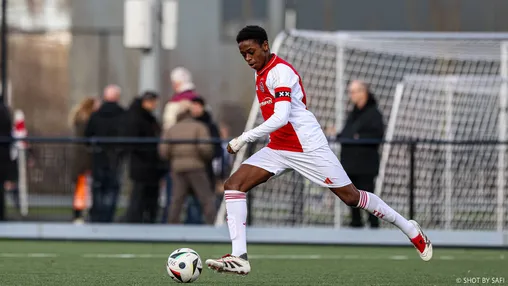 Abdalla heeft Gravenberch als voorbeeld: 'Ik zie mezelf wel een beetje in hem'