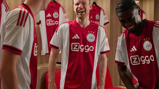 Ajax presenteert nieuw thuistenue: terugkeer klassieke logo en eerbetoon aan 750 jaar Amsterdam