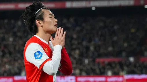 Ueda neemt Feyenoord bij de hand met vier doelpunten; PSV wint makkelijk van sc Heerenveen
