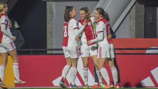 Ajax Vrouwen rekent af met FC Utrecht en kruipt richting top drie