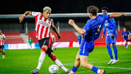 'Ajax volgt achttienjarige PSV-aanvaller; Eindhovenaren willen talent behouden'