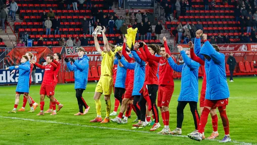 FC Twente en sc Heerenveen boeken succes in Eredivisie, puntendeling in Breda