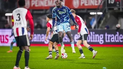 NB: 'Mokio wil ik een paar wedstrijden als linksback zien, daar zou hij een succes kunnen worden'