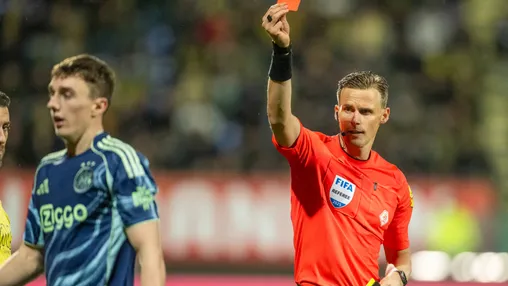 NB: 'Wijndal verdient de credits, maar Ajax moet wel op zoek naar een andere linksback'