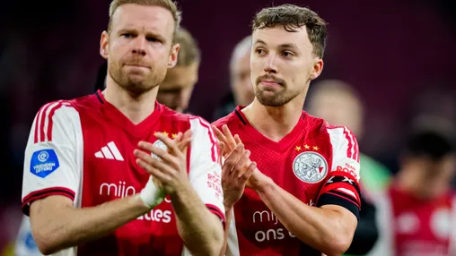 Regeer uitgegroeid tot een van de leiders van Ajax: 'Je probeert wel dingen van hem mee te nemen'