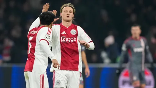 NB: 'Dolberg is geweldig aanspeelpunt, kent perfecte aannames en laat Ajax beter voetballen'