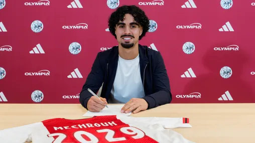 Ajax beloont Mechrouh (18) met eerste contract: 'Een mooie toekomst bij Ajax'