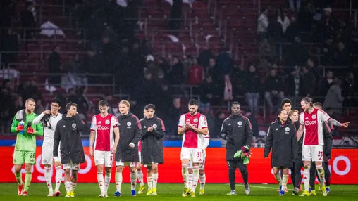 'Als Ajax morgen Langnek van de Efteling koopt, zetten ze hem bij een corner tegen op de middenlijn'