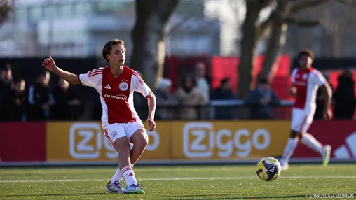 Ajax O16 en Feyenoord O16 houden elkaar in evenwicht in doelpuntrijk en spannend duel