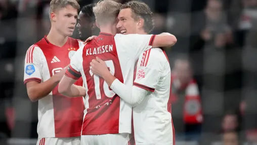Ajax boekt eenvoudige zege op Fortuna Sittard dankzij doelpunten Belgisch drietal; Zinchenko valt uit