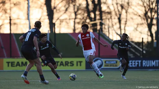 Ky-an Martis tekent eerste profcontract bij Ajax: 'Laat kenmerken zien die we zoeken'