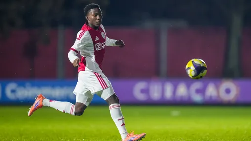 'Ajax en verdedigend talent nemen afscheid; club en speler vinden elkaar niet in nieuw contract'