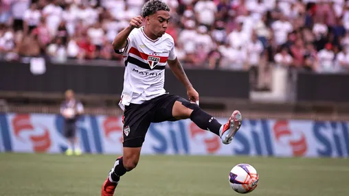 Geruchtenmolen: 'Ajax volgt situatie van São Paulo-middenvelder Ferreira'