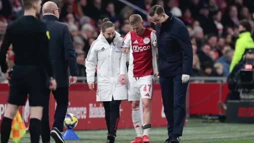 Basisdebuut Zinchenko resulteert in drama; winteraanwinst moet het veld geblesseerd verlaten