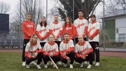 Ajax en Adidas brengen baseballcollectie uit voor 126ste verjaardag Amsterdamse club