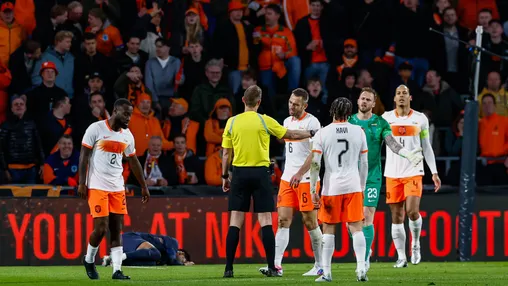 Nederlands elftal houdt stand met tien man en speelt gelijk tegen Ecuador in matig duel