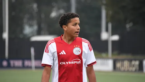 Ajax beloont 'technische middenvelder' met eerste profcontract: 'Een goed linkerbeen'