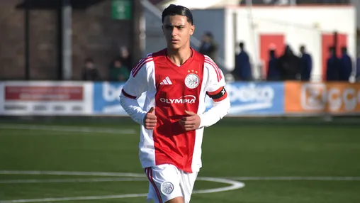 Bentaleb tekent eerste contract bij Ajax; O17-aanvoerder ligt vanaf zomer tot 2029 vast