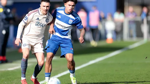 Reserves van Ajax verslaan NAC Breda in doelpuntrijk oefenduel; Berghuis trefzeker