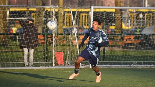 Ajax deelt opnieuw profcontract uit aan talent: aanvaller tekent tot medio 2029