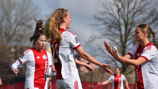 Ajax Vrouwen boekt krappe zege op PEC Zwolle en neemt koppositie voorlopig over