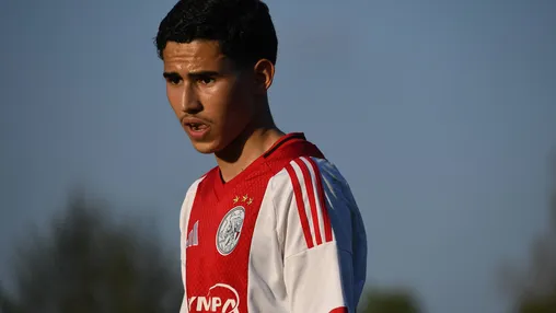 Ajax in dubio over toekomst Moumane, die kan vertrekken of aansluiten bij Jong Ajax