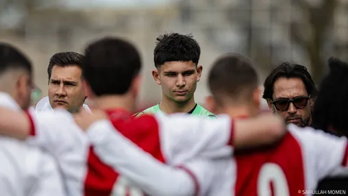 Van der Wijst tekent eerste profcontract bij Ajax: 'Atletische doelman met uitstekende reflexen'
