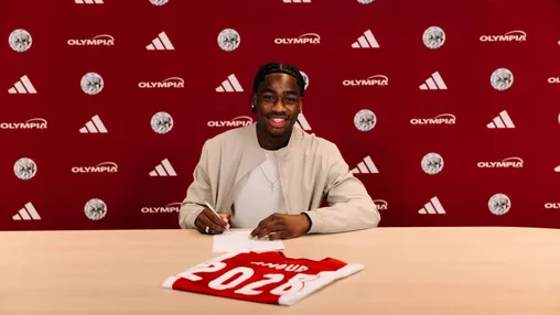 Ajax beloont Amour (18) met eerste profcontract; verdediger tekent tot medio 2028