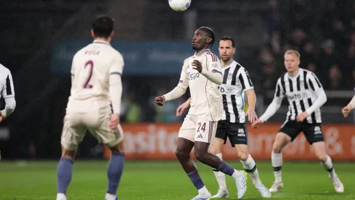 Bruns vond dat Mokio rode kaart verdiende: 'VAR heeft ongetwijfeld zelf niet gevoetbald'