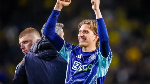 NB: 'Zlatan-achtige Godts is onmisbaar voor Ajax, maar doelpunt heeft ook keerzijde'