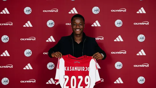 Ajax beloont verdediger Kasanwirjo (18) met eerste profcontract